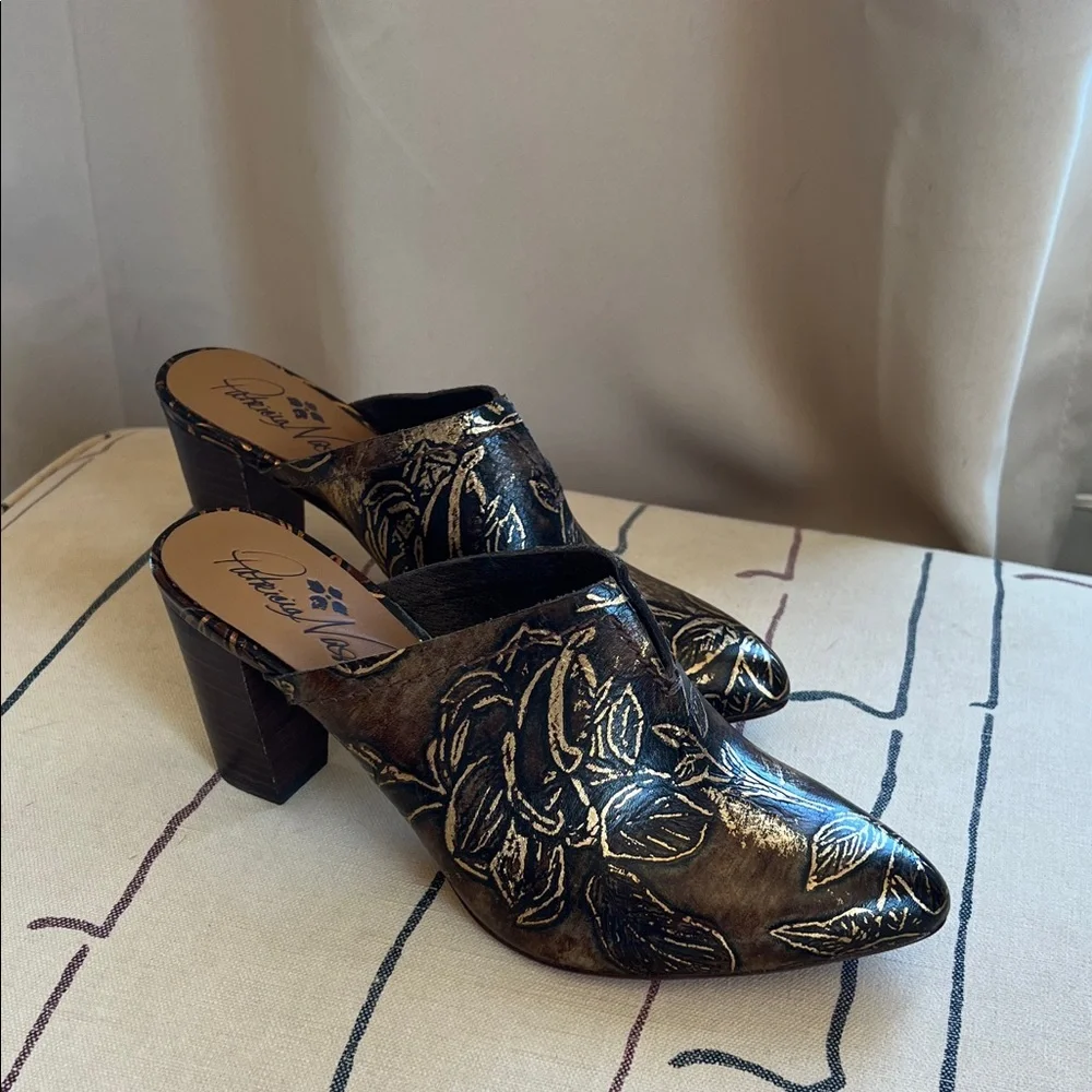 Patricia Nash Black and Gold Women's Shoes - Picture 1 of 5